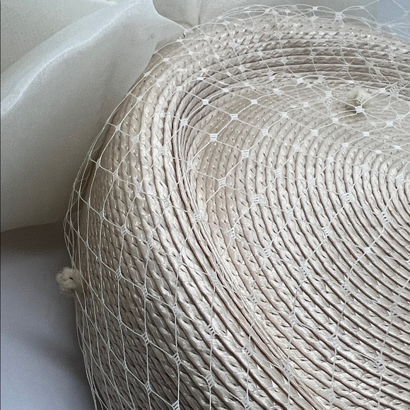 Elegant Cream Fascinator with Bow and Netting - Picture 2 of 12